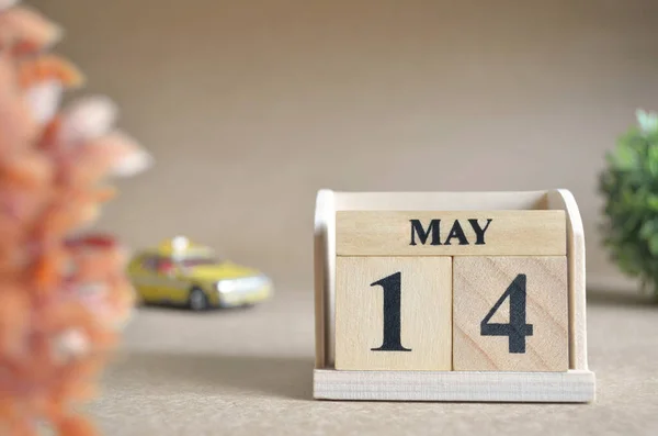Holzkalender Mit Monat Mai Mit Autospielzeug — Stockfoto