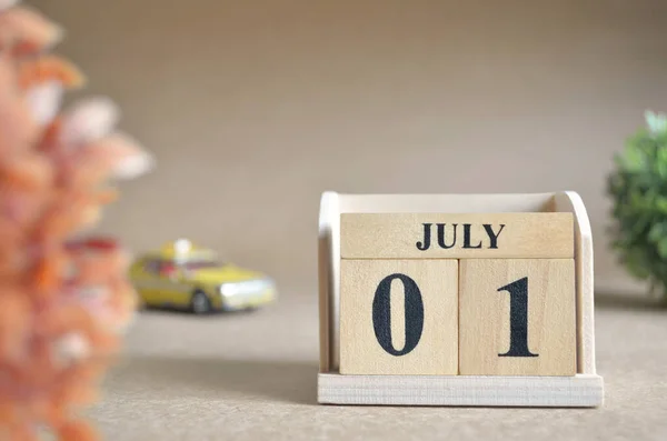 Houten Kalender Met Maand Juli Met Auto Speelgoed — Stockfoto