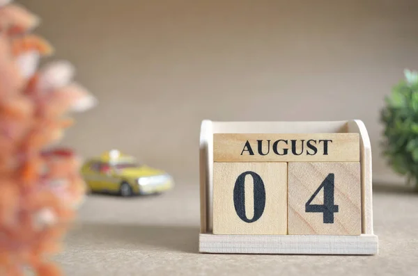 8月4日で木製ブロックカレンダーのクローズアップショット — ストック写真