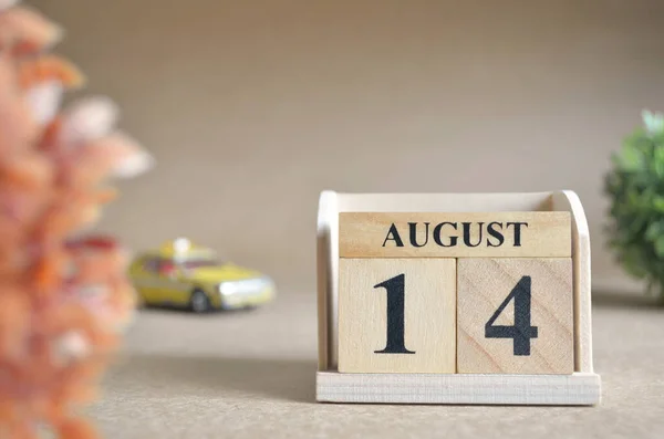 Primer Plano Del Calendario Bloques Madera Con Agosto —  Fotos de Stock