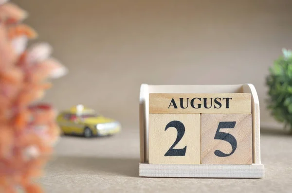 Крупным Планом Календарь Деревянных Блоков Августа — стоковое фото