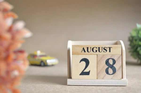 Primo Piano Del Calendario Dei Blocchi Legno Con Agosto — Foto Stock