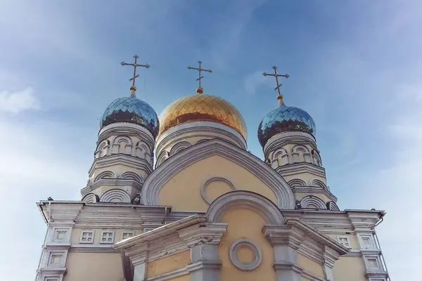 Здание Покровского Храма Фоне Голубого Неба — стоковое фото