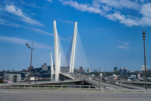 Stadtbild Mit Blick Auf Die Goldene Brücke Und Die Straße — Stockfoto