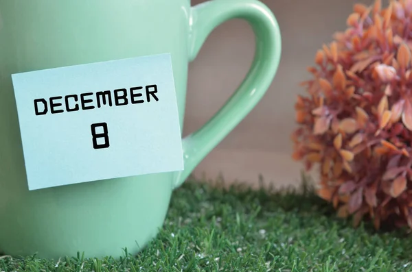 Minzbecher Mit Datum Und Dezembermonat Auf Rasenfläche — Stockfoto
