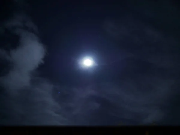 Nuages Pleine Lune Dans Ciel Nocturne — Photo