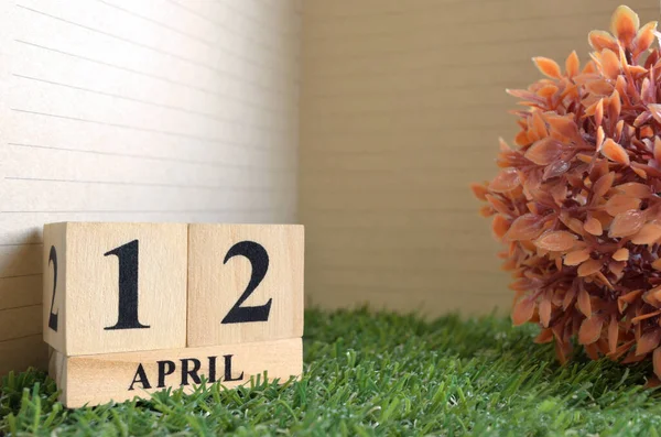 Ξύλινο Ημερολόγιο Μήνα Απρίλιο Πράσινο Γρασίδι — Φωτογραφία Αρχείου