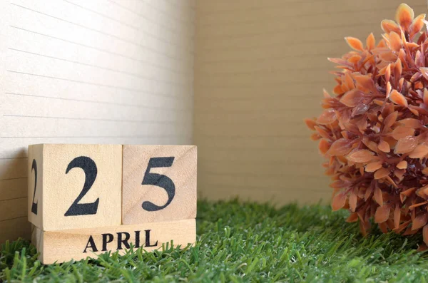 Ξύλινο Ημερολόγιο Μήνα Απρίλιο Πράσινο Γρασίδι — Φωτογραφία Αρχείου