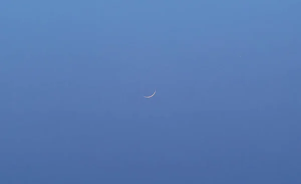 New Moon Plain Blue Sky Evening Crescent Moon Aka Eid — Stock Photo, Image