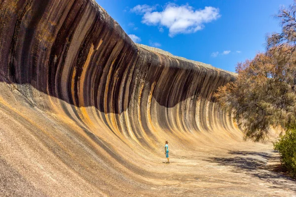 Giovane Caucasico Piedi Wave Rock Wave Rock Hyden Australia Occidentale — Foto Stock