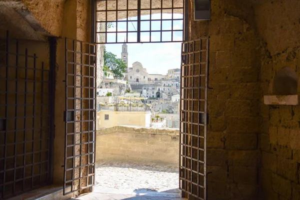 Sassi di Matera (Sasso Caveoso ve Sasso Barisano) İtalya 'nın Matera, Basilicata kentinin iki bölgesidir ve Paleolitik dönemden beri yaşayan antik mağara evleri ile ünlüdür..