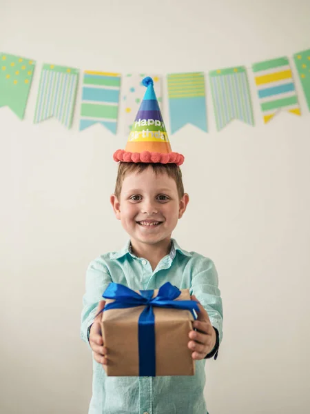 Пятилетний Мальчик Подарочной Коробке День Рождения — стоковое фото