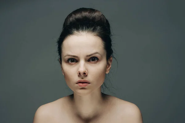 Emotionele Vrouw Schoon Huid Cosmetologie Haarstijl Grijs Achtergrond Model — Stockfoto