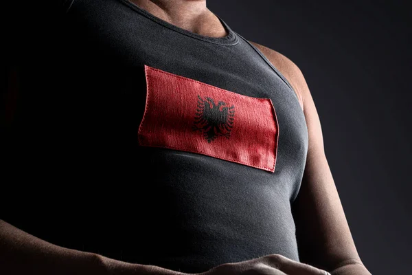 Государственный Флаг Албании Груди Спортсмена — стоковое фото