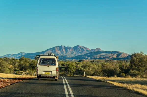 Panorama Panoramique Une Voiture Conduisant Sur Route Namatjira Parc National — Photo