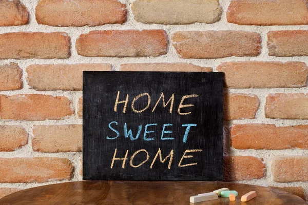 Μαύρο Chalkboard Φράση Home Sweet Home Πνίγονται Χέρι Ξύλινο Τραπέζι — Φωτογραφία Αρχείου