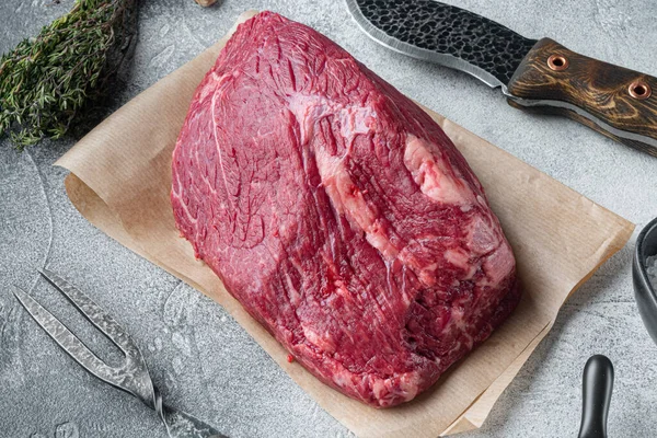 Мясо Говядины Нарезано Старым Мясным Ножом Сером Фоне — стоковое фото
