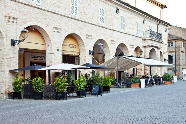 Fermo Italien Juni 2019 Sommardag Och Restaurang — Stockfoto