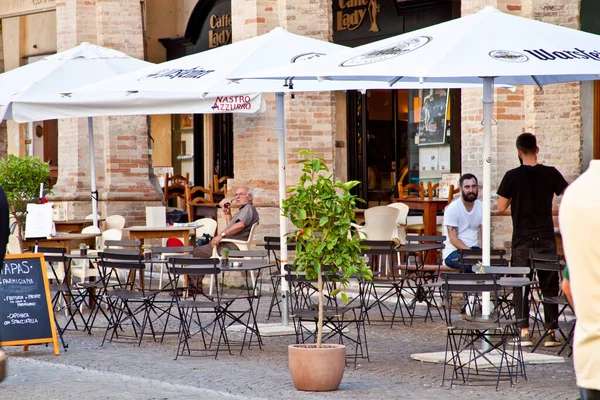 Fermo Italien Juni 2019 Menschen Genießen Sommertag Und Essen Außenrestaurant — Stockfoto