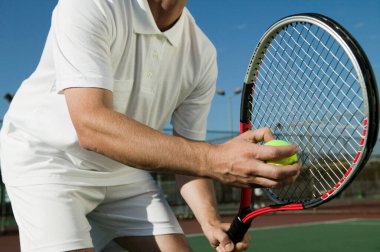 Tenis oynayan adamın kırpılmış fotoğrafı