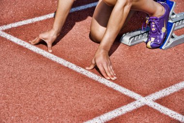 Genç adam yolda koşuyor ve başlıyor