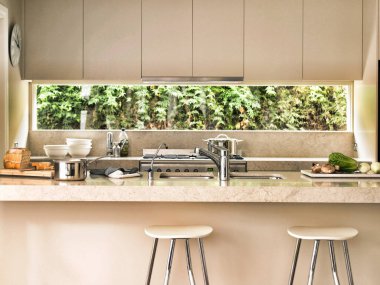 Arka planda modern mutfağın içi