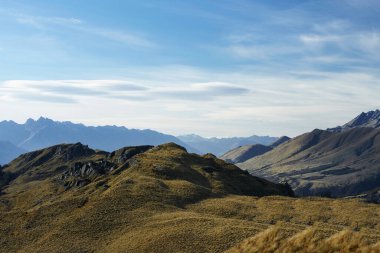 Dağların tam uzunluk görünümü