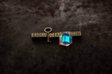 Aşkın yanında prizma asma kilit, anahtar ve eğitim ifadeleri