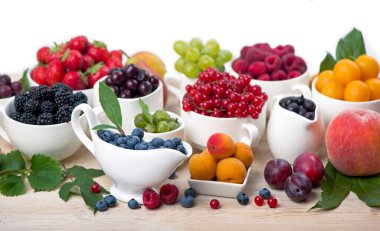 Böğürtlen karışımı beyaz bir arkaplanda izole