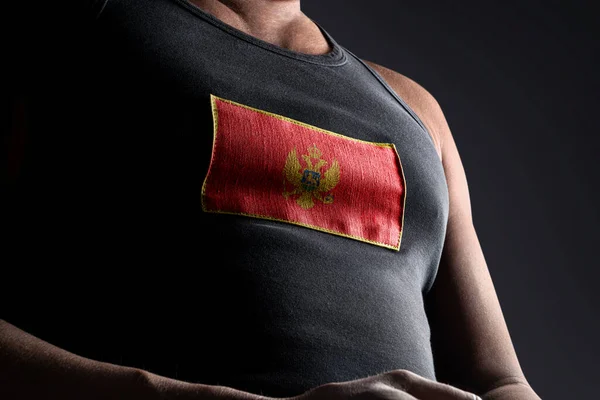 Государственный Флаг Черногории Груди Спортсмена — стоковое фото