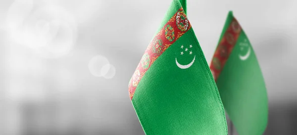 Små Nationella Flaggor Turkmenistan Lätt Suddig Bakgrund — Stockfoto