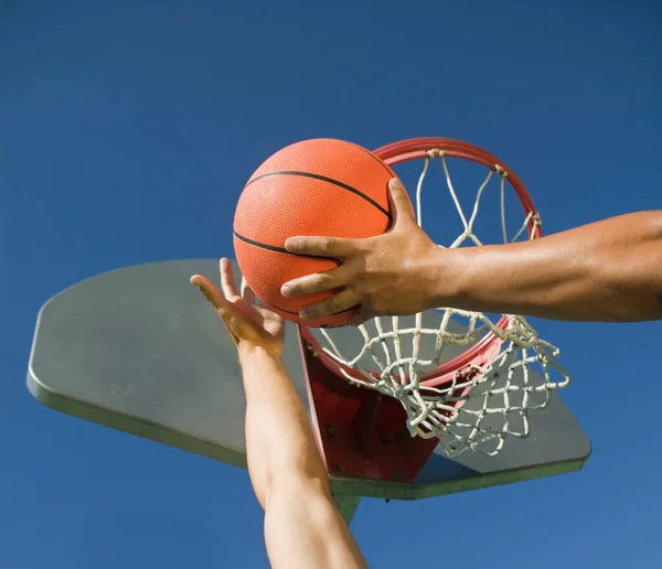 Jongeman Basketbal Met Vriend Tegen Blauwe Lucht — Stockfoto