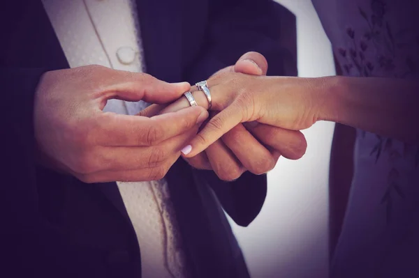 Жених Надевает Кольцо Палец Невесты — стоковое фото