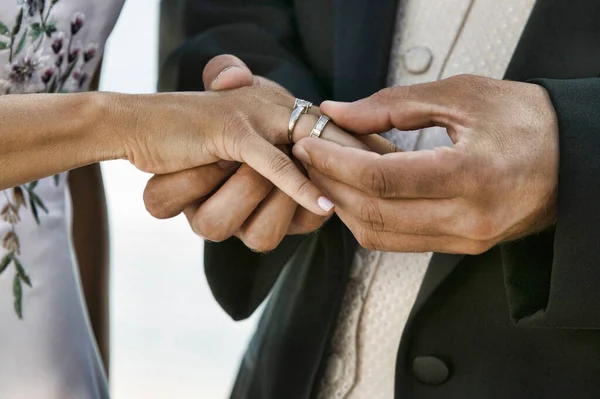 Vőlegény Menyasszony Ujját Üzembe Gyűrű — Stock Fotó