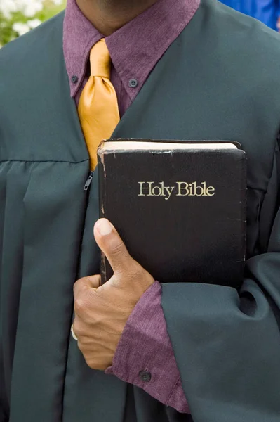 Retrato Pastor Segurando Bíblia — Fotografia de Stock