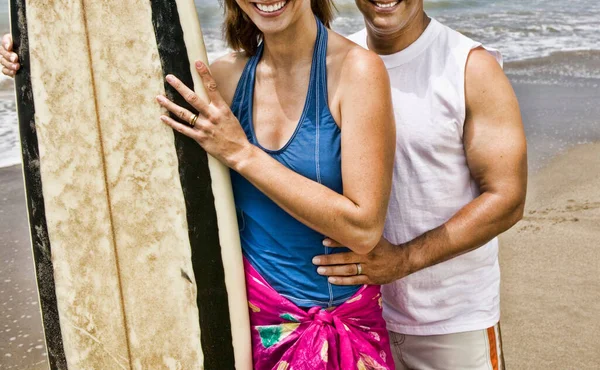 Couple Sur Plage Tenant Planche Surf — Photo