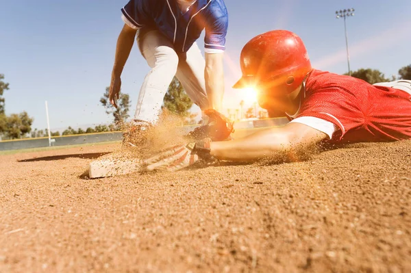 Runner Infielder Fotoğrafı Her Ikisi Üsse Ulaşıyor Beyzbol Oyunu Konsepti — Stok fotoğraf