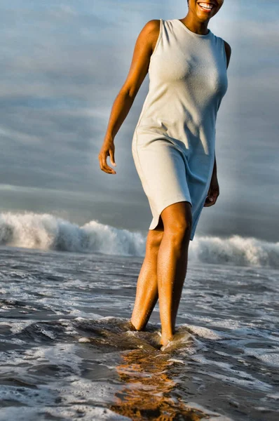 Vesel Afro American Femeie Mers Jos Prin Surf Plaja — Fotografie, imagine de stoc