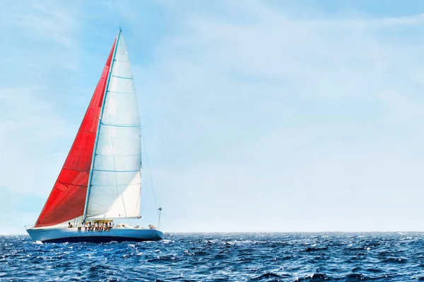 Zeilboot Vredige Blauwe Oceaan Tegen Lucht — Stockfoto