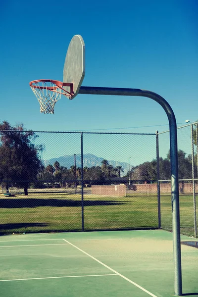 運動場のバスケットボール裁判所の写真 — ストック写真