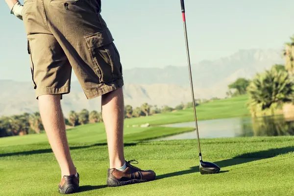 Man Holding Golf Club Wprowadzenie Zielony — Zdjęcie stockowe