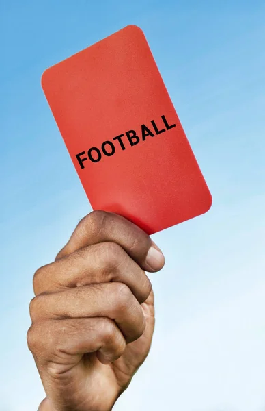 Rozhodčí Fotbalu Drží Červenou Kartu — Stock fotografie