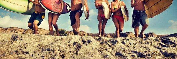 Grupo Amigos Multiétnicos Con Tablas Surf Playa Arena —  Fotos de Stock
