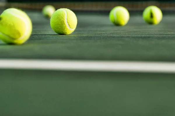 裁判所の表面上のテニスボールの列 — ストック写真