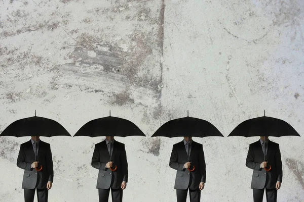 四个拿着雨伞的商人的画像 — 图库照片