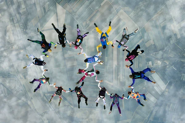 跳伞者在空中形成 极限运动 — 图库照片
