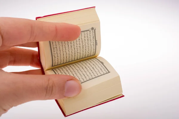 ミニサイズのイスラムの神聖な本コーラン — ストック写真