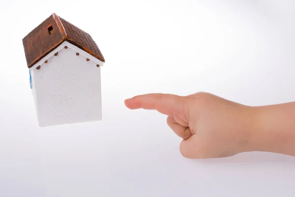 Kleine Hand Wijzend Een Model Huis — Stockfoto