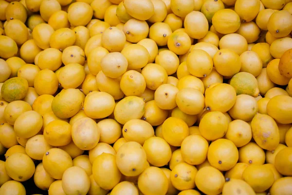Mucchio Limoni Gialli Maturi Nel Mercato Estivo Vendita Sfondo — Foto Stock