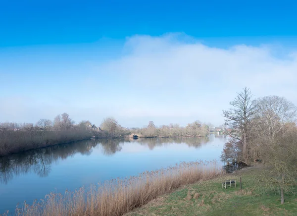冬末的风景 蓝天下的荷兰中心有水 — 图库照片